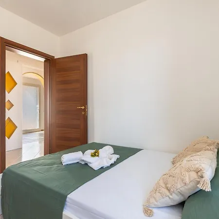 Lina Con Piscina Privata Lägenhet